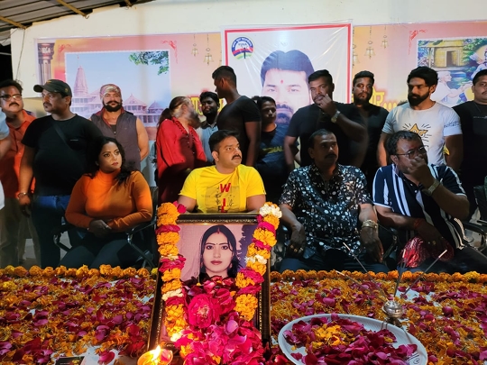 Pawan Singh  Emotional To Remember First Wife Neelam Singh  Celebrated Death Anniversary On The Sets Of The Film