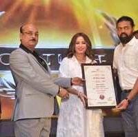Shreya Foundation Honored Mahima Chaudhry – Manish Wadhwa With SHREYA BHARAT AWARD