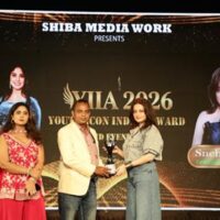 स्नेहा उल्लाल के हाथों अमिताभ रंजन को बेस्ट गीतकार अवार्ड ‘रस्मे उल्फ़त’ अलबम के लिए यूथ आइकॉन इंडियन अवार्ड