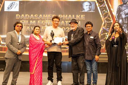 Prominent Filmmaker & Activist Ashfaque Khopekar Honored With ‘Best Bollywood Activist’ Award By The Governor Of Maharashtra, C.P. Radhakrishnan